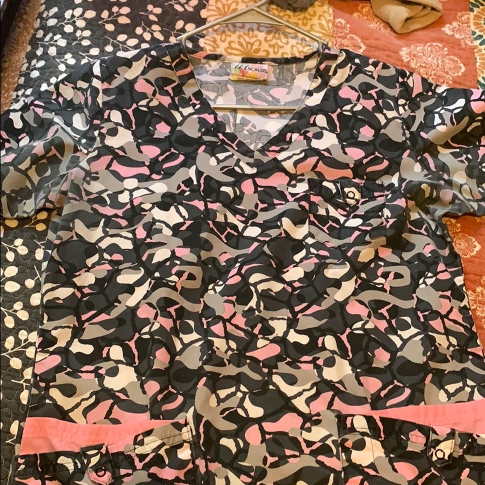 Women’s medium scrub top